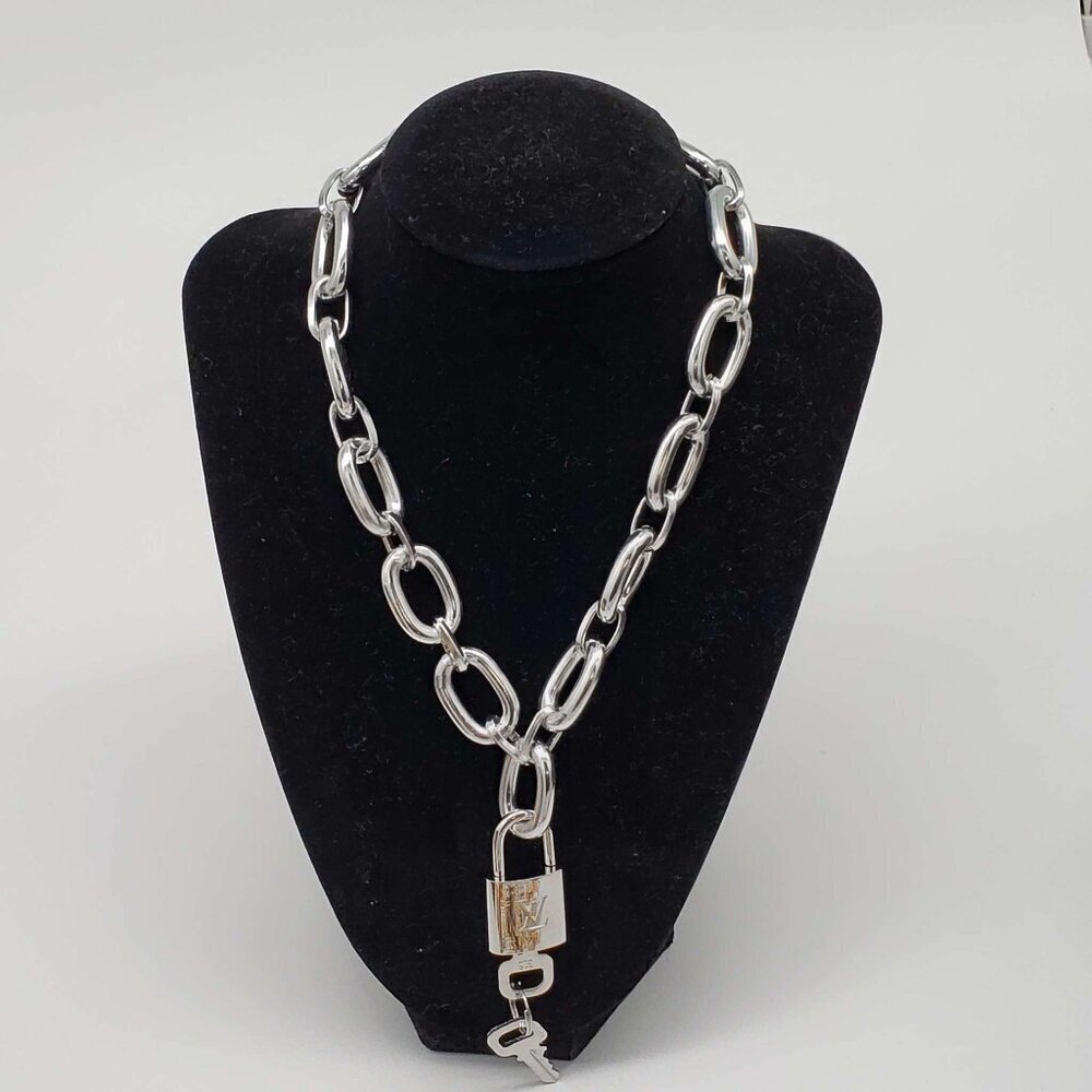 Authentic Louis Vuitton Silver New Padlock&Key w/Unbranded Silver PlatedNecklace - Picture 1 of 6